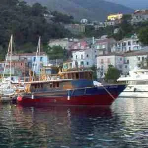 barca nel porto di maratea